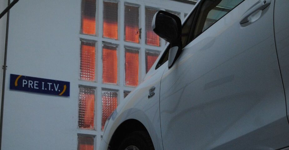 Pre-itv de un coche en un taller especializado