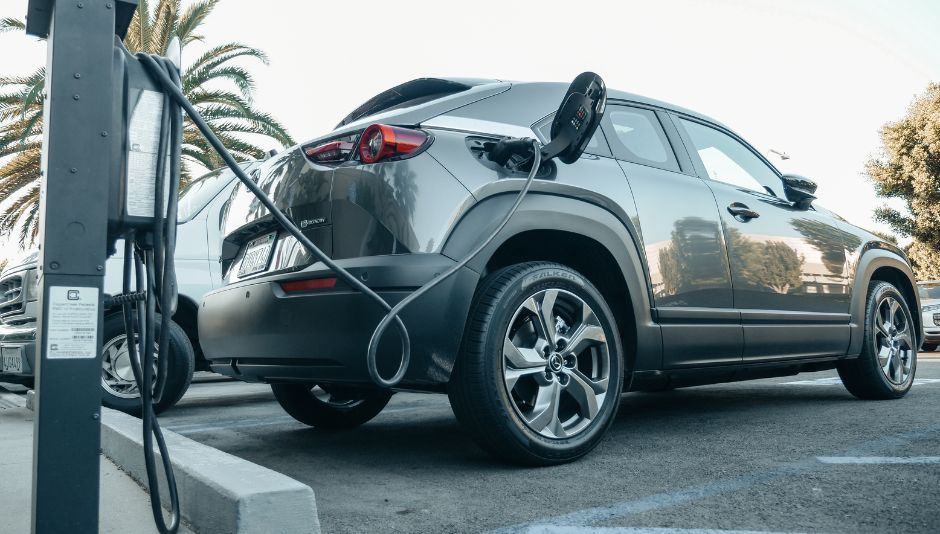 Coche eléctrico cargando