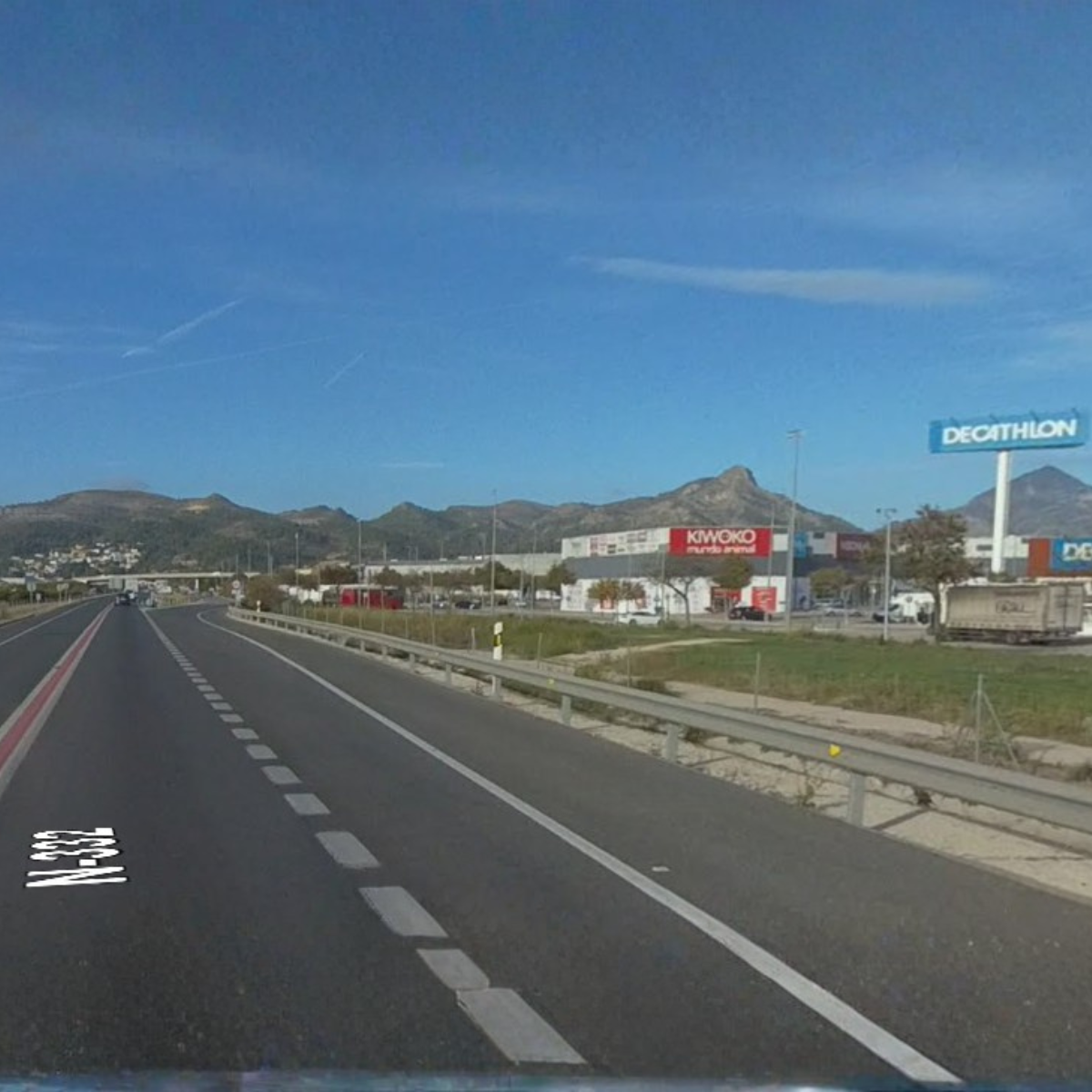 Salida de la carretera N-332 para acceder al taller Andrés Zamora e Hijos en Gandía
