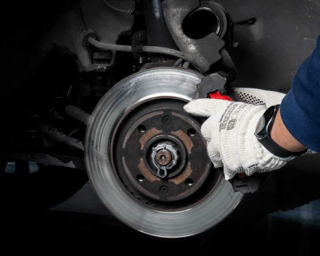 Comprobación del sistema de frenos al preparar coche para la ITV
